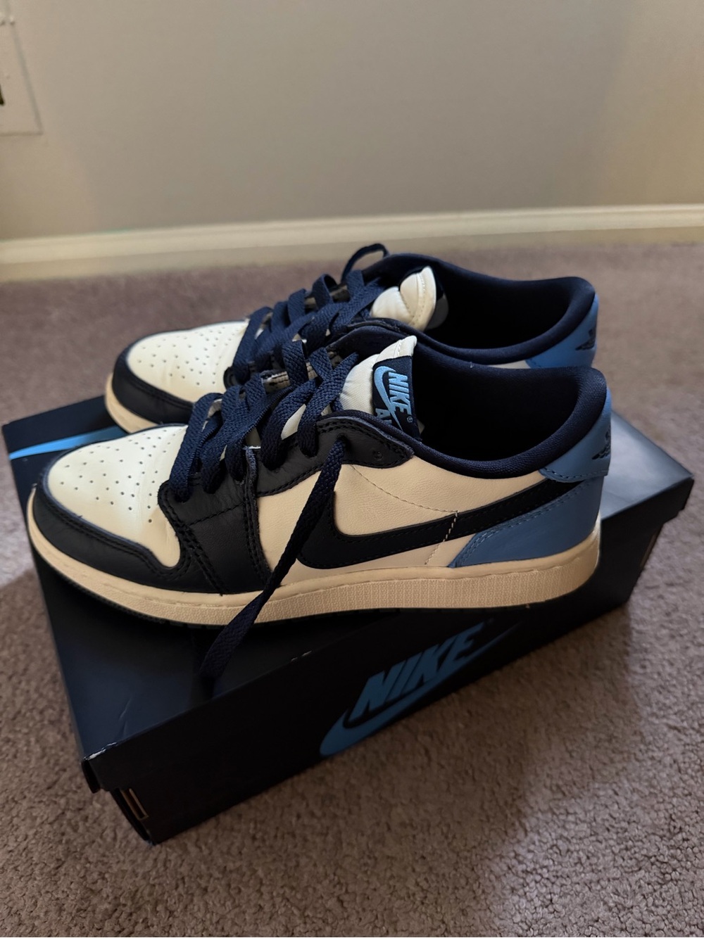 Nike Air Jordan 1 Retro Low-Top Sneakers in Navy and Cream - Picture 3 of 9